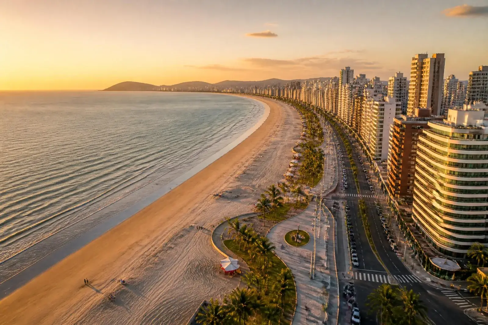 Orla e praia de Praia Grande ao entardecer