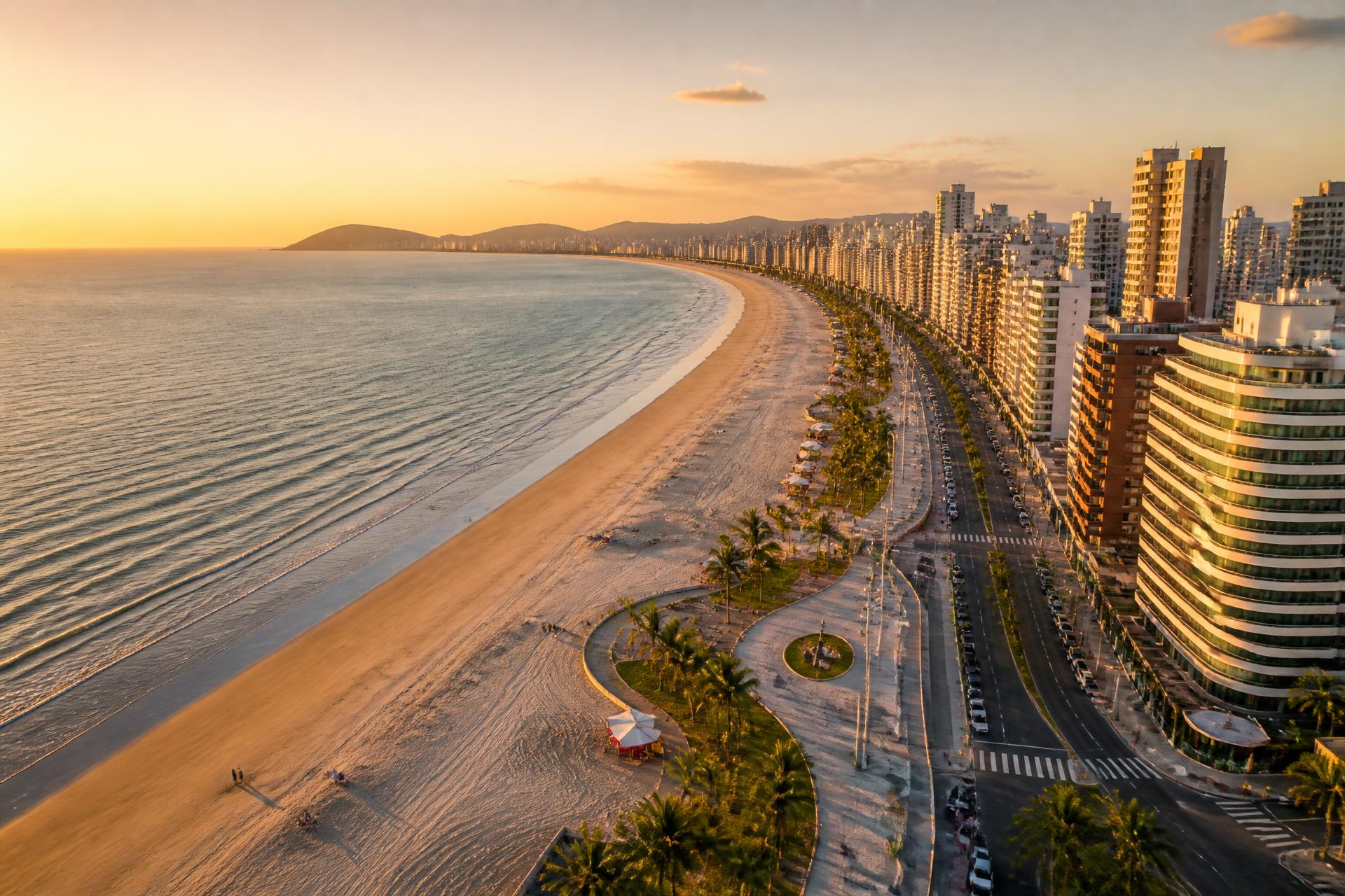 Orla e praia de Praia Grande ao entardecer